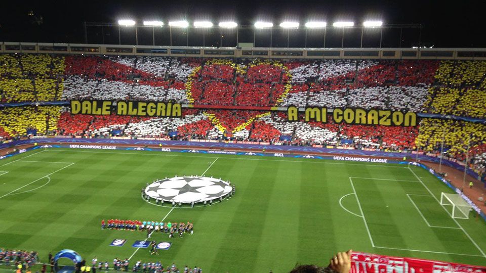 Koreo cinta pendukung Atletico Madrid dalam laga kontra Bayern Munchen. Copyright: &copy; INDOSPORT